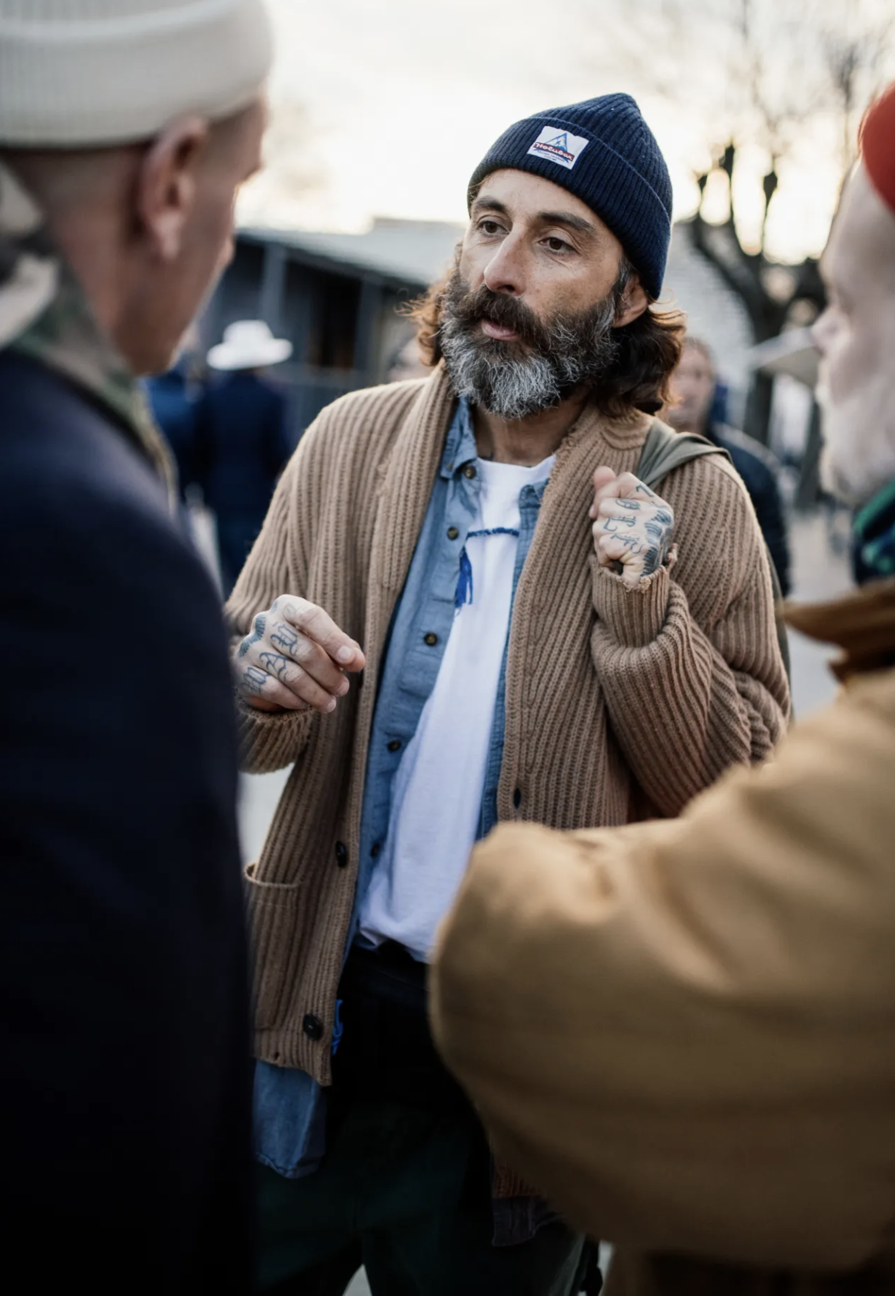 On a aussi le classique riche qui cosplay en pauvre. Je me demande juste s'il a poussé la vice à sentir la pisse et la Maximator. (Source: WWD)